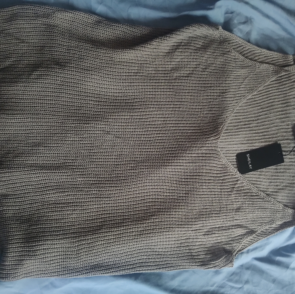 Grey tank top still has tags.